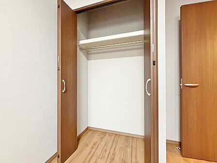 収納スペースが付いていて、お部屋を広く使っていただけます。