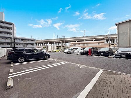 駐車スペースが嬉しいですね。※空き状況は都度ご確認下さい。※CG加工により晴天にしています。