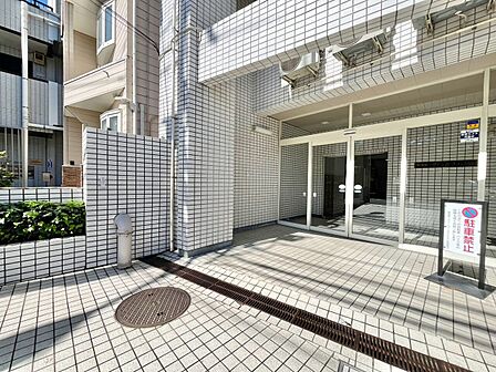 上質感漂う玄関アプローチです。