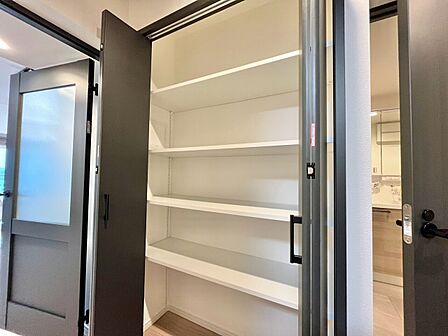 家電やスーツケース、ストック品など何でも片付く嬉しい空間です。