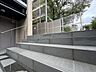 設備：共用部の階段です。明るく清潔に管理されています。