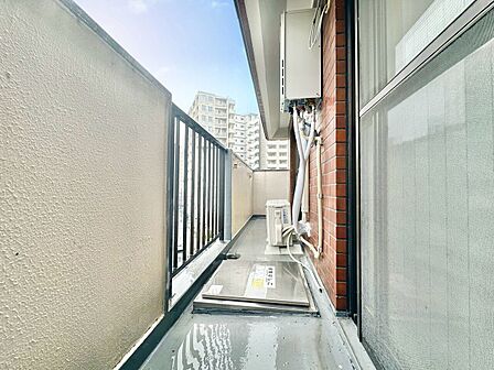 朝の澄んだ空気や、夕方に吹く清々しい風を感じられるバルコニー。