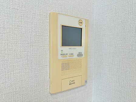 誰が来てもわかる様にモニター付きインターホンを設置。