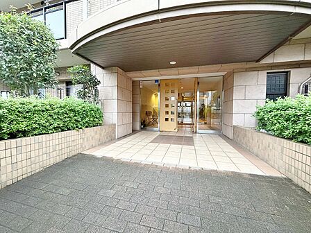 上質感漂う玄関アプローチです。
