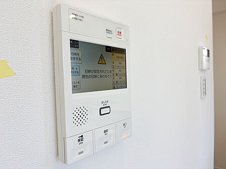 誰が来てもわかる様にモニター付きインターホンを設置。