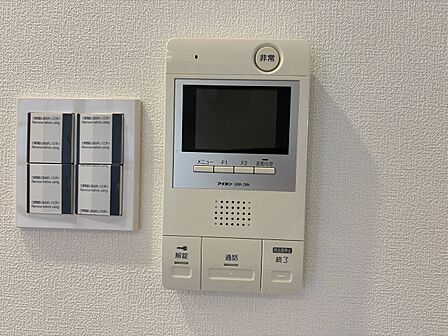 誰が来てもわかる様にモニター付きインターホンを設置。
