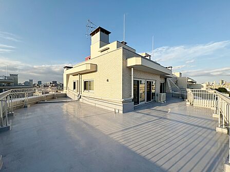 朝の澄んだ空気や、夕方に吹く清々しい風を感じられるバルコニー。