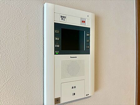 誰が来てもわかる様にモニター付きインターホンを設置。