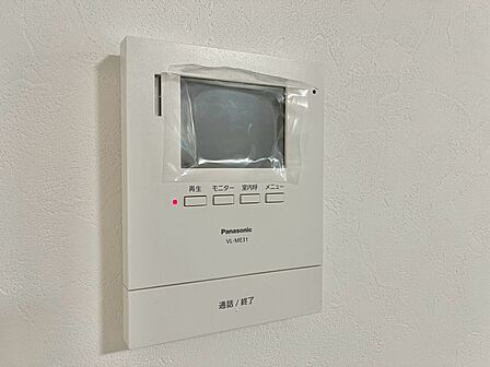 誰が来てもわかる様にモニター付きインターホンを設置。