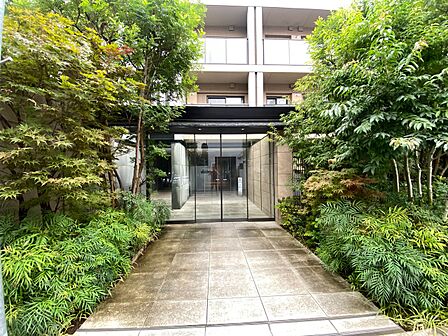 共用部の階段です。明るく清潔に管理されています。