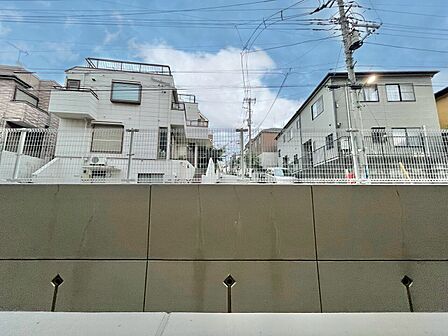 陽当たり・通風・開放感に恵まれた環境です。