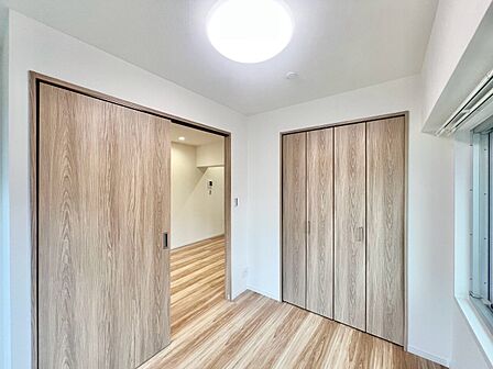 清かで艶やかな時間をもたらしてくれる室内です。