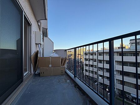 朝の澄んだ空気や、夕方に吹く清々しい風を感じられるバルコニー。