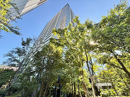 街に溶け合う美しい景観と、採光や風通しを考えて設計された間取り。