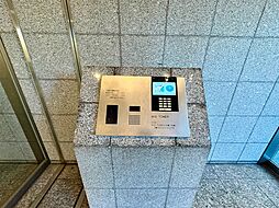 誰が来てもわかる様にモニター付きインターホンを設置。