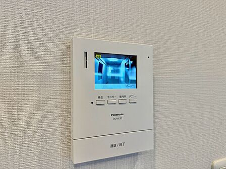 誰が来てもわかる様にモニター付きインターホンを設置。
