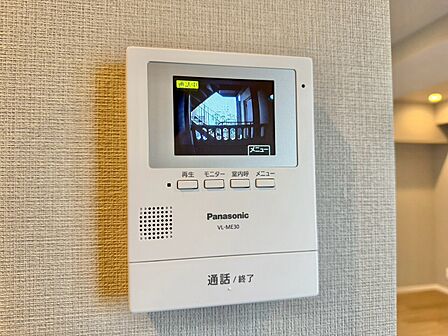 誰が来てもわかる様にモニター付きインターホンを設置。