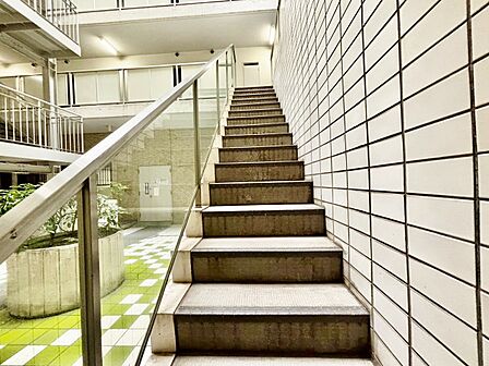 共用部の階段です。明るく清潔に管理されています。