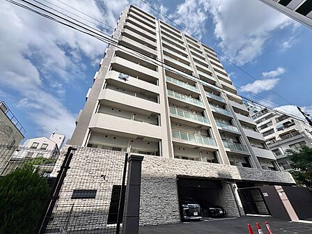 ひときわ目を引くシンボル的な建物です。外観にも高級感があふれています。