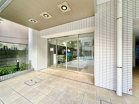 上質感漂う玄関アプローチです。