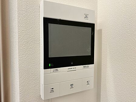 誰が来てもわかる様にモニター付きインターホンを設置。