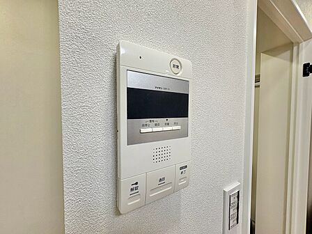 誰が来てもわかる様にモニター付きインターホンを設置。