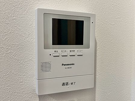誰が来てもわかる様にモニター付きインターホンを設置。