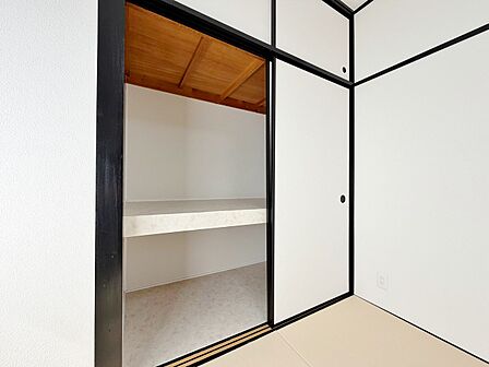 家電やスーツケース、ストック品など何でも片付く嬉しい空間です。
