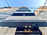 外観：スタイリッシュなエンブレム。お洒落なマンションは入り口から。