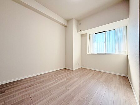 清かで艶やかな時間をもたらしてくれる室内です。