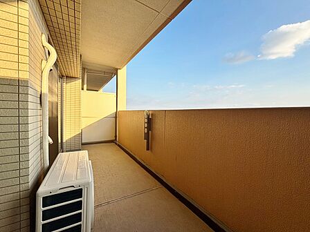 朝の澄んだ空気や、夕方に吹く清々しい風を感じられるバルコニー。