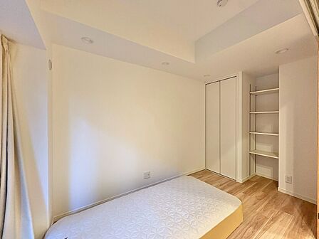 清かで艶やかな時間をもたらしてくれる室内です。