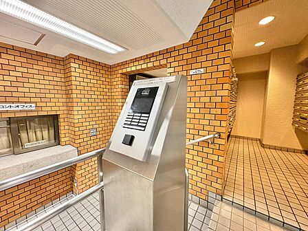 誰が来てもわかる様にモニター付きインターホンを設置。
