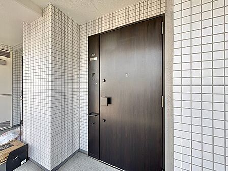 清潔感のある落ち着いた雰囲気の玄関です。