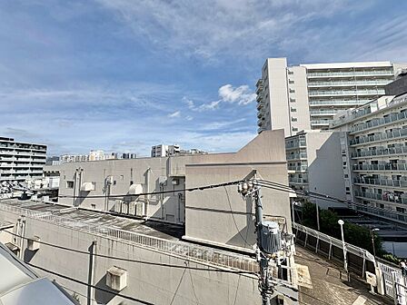 陽当たり・通風・開放感に恵まれた環境です。