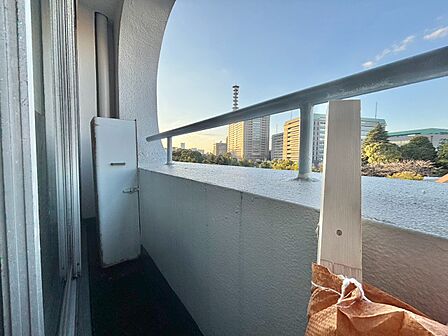 朝の澄んだ空気や、夕方に吹く清々しい風を感じられるバルコニー。