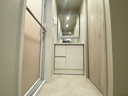 清潔感を感じられる洗面化粧台。