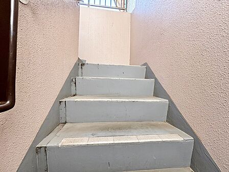 共用部の階段です。明るく清潔に管理されています。