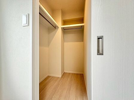 収納スペースが付いていて、お部屋を広く使っていただけます。