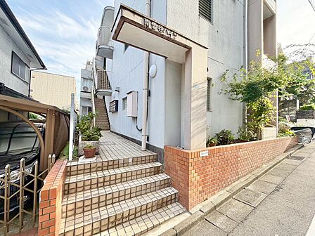 上質感漂う玄関アプローチです。