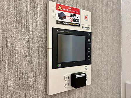誰が来てもわかる様にモニター付きインターホンを設置。