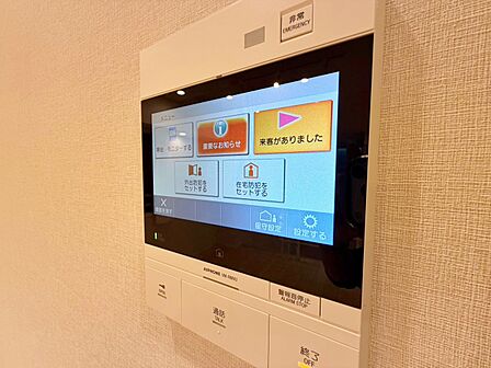 誰が来てもわかる様にモニター付きインターホンを設置。