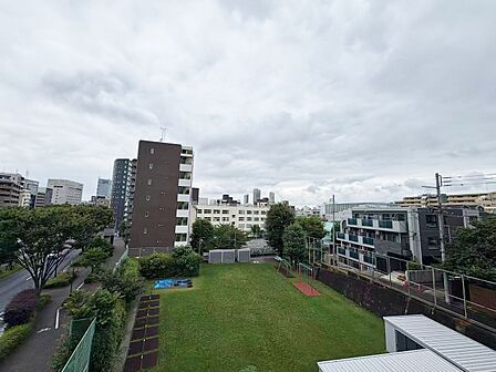 陽当たり・通風・開放感に恵まれた環境です。