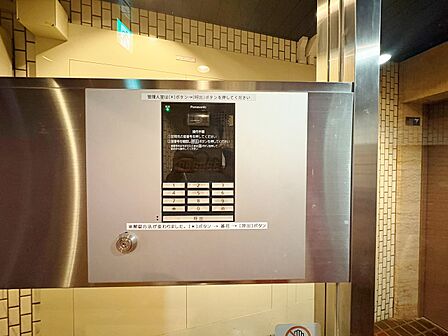 誰が来てもわかる様にモニター付きインターホンを設置。