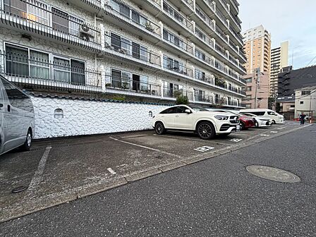 駐車スペースが嬉しいですね。※空き状況は都度ご確認下さい。
