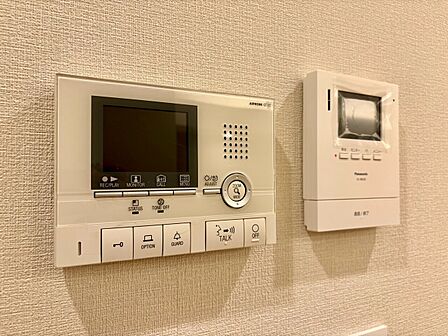 誰が来てもわかる様にモニター付きインターホンを設置。
