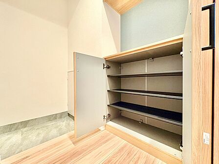 家電やスーツケース、ストック品など何でも片付く嬉しい空間です。