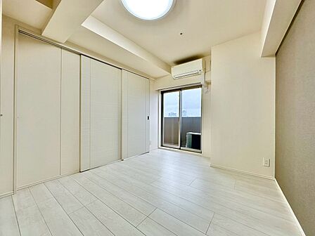 清かで艶やかな時間をもたらしてくれる室内です。