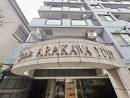 スタイリッシュなエンブレム。お洒落なマンションは入り口から。