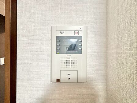 誰が来てもわかる様にモニター付きインターホンを設置。